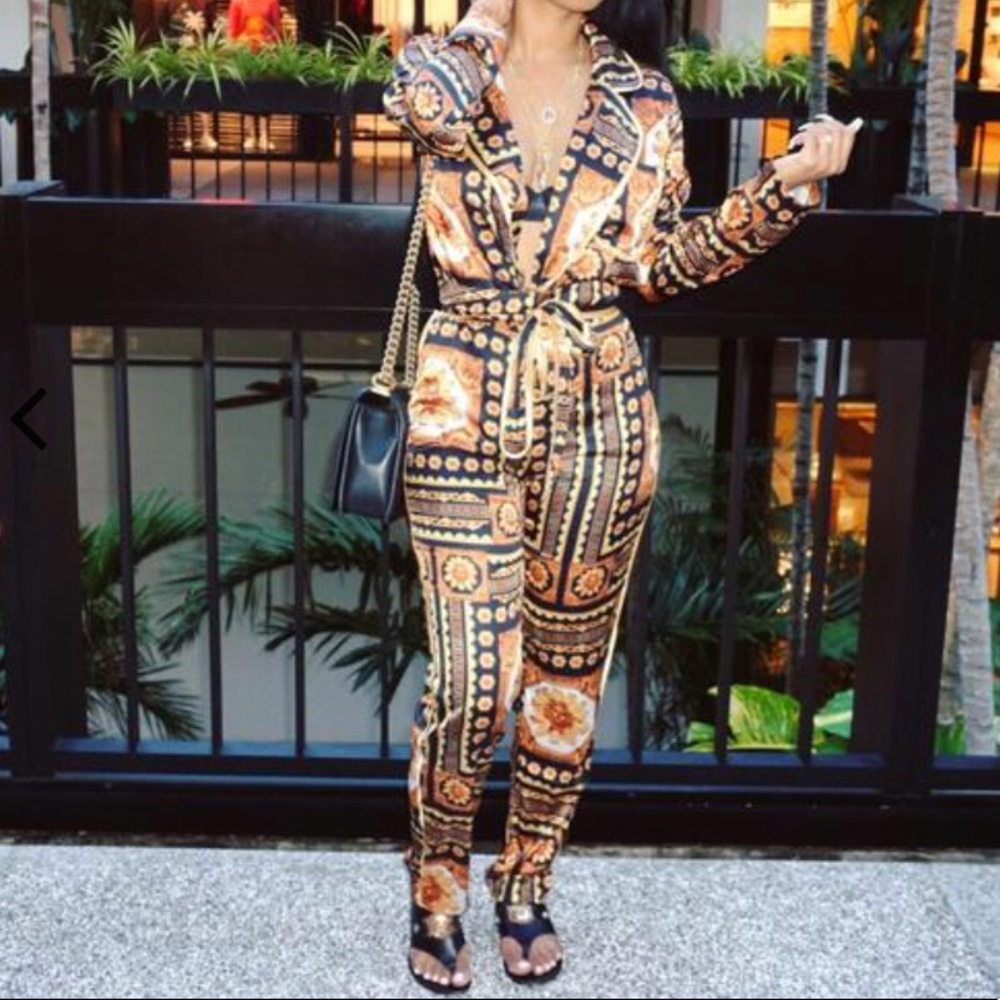 Super chic pant, and top set with belt!